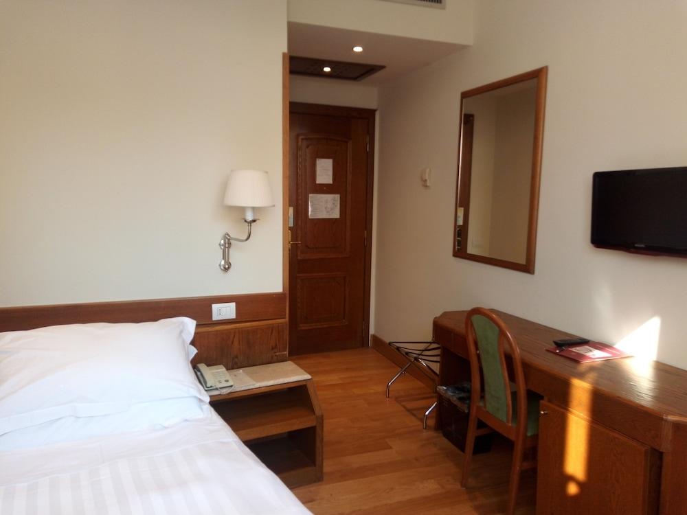 רומא Hotel Albergo Santa Chiara מראה חיצוני תמונה