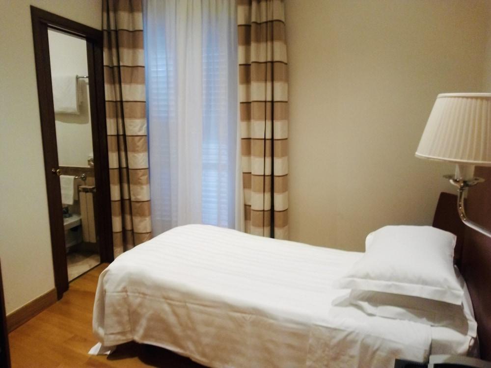 רומא Hotel Albergo Santa Chiara מראה חיצוני תמונה