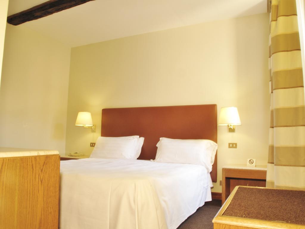 רומא Hotel Albergo Santa Chiara מראה חיצוני תמונה